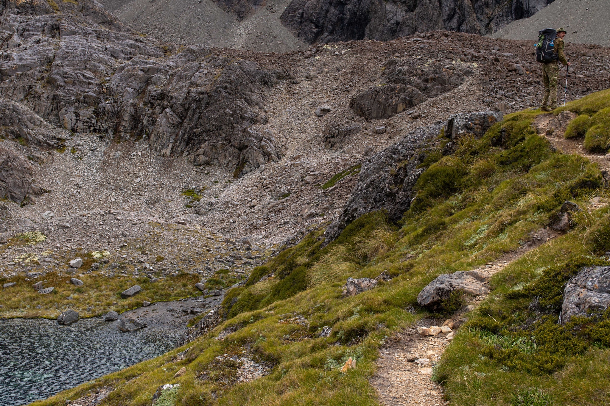 The tarn before the saddle 